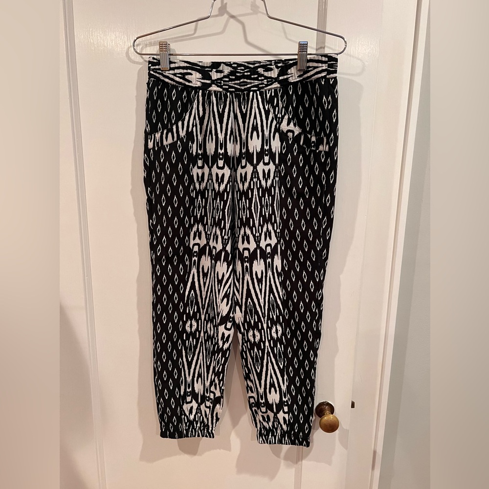 XS Pants. White with black pattern.